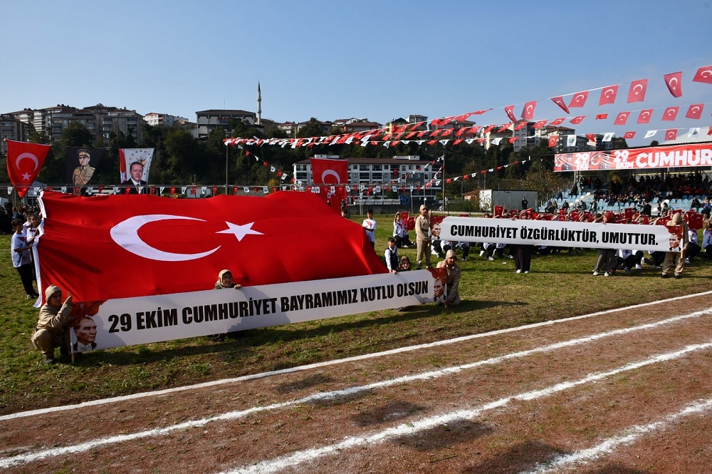 Şanlı Cumhuriyetimizin kuruluşunun 101. Yıldönümü ilçemizde coşkuyla kutlandı.